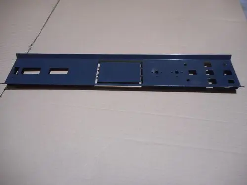 Schaltfeldblende von Remeha, rechteckige Metallplatte in dunkler Farbe mit verschiedenen Ausschnitten und Löchern zur Montage elektronischer Komponenten.